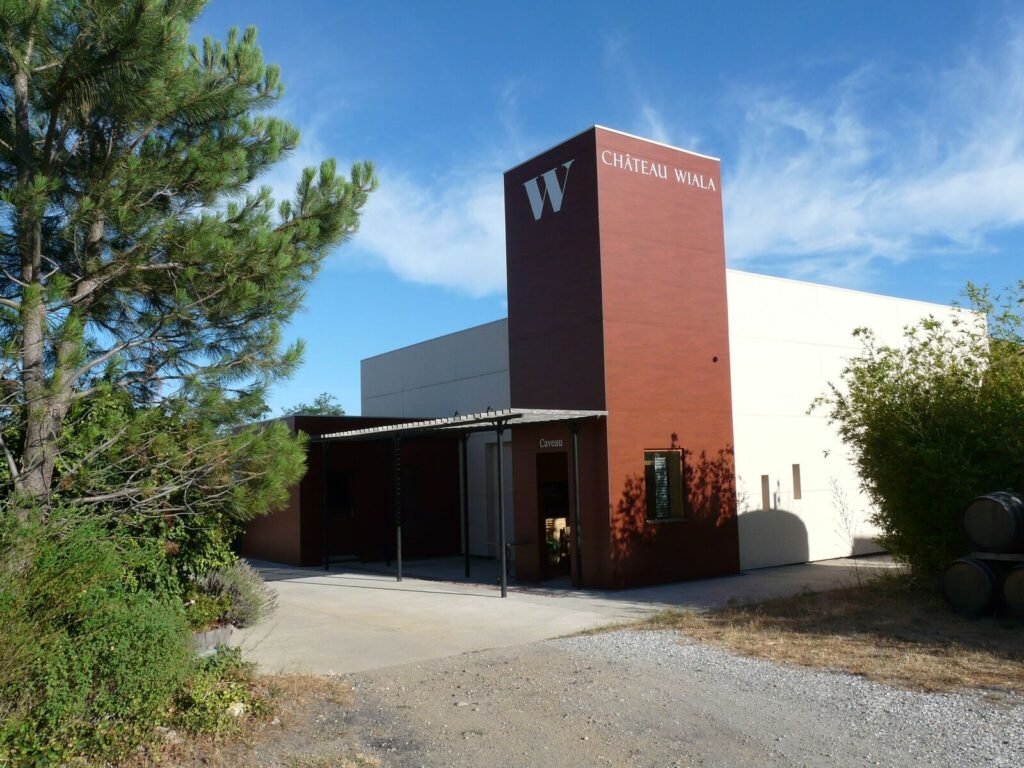 Bienvenue au Château Wiala, où chaque vigne raconte une histoire et chaque bouteille une aventure.